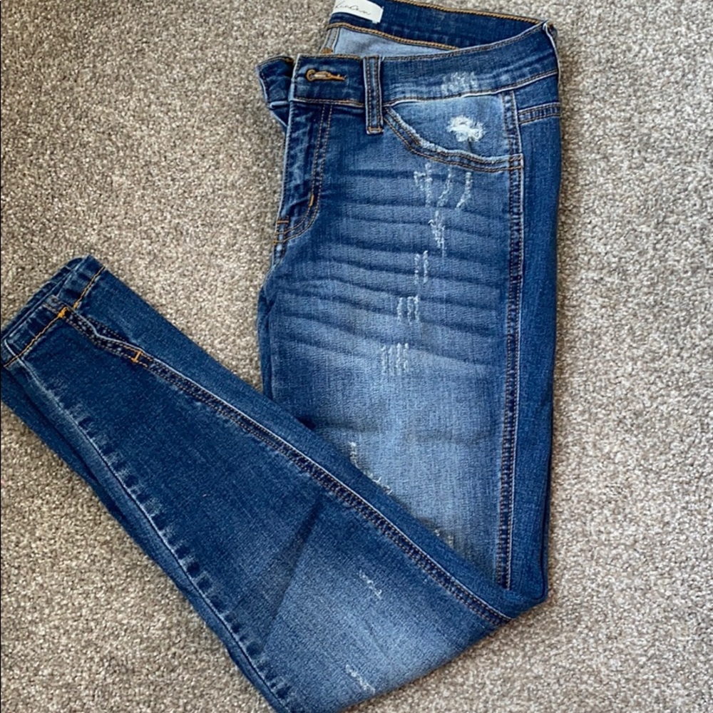Medium wash ankle legging.